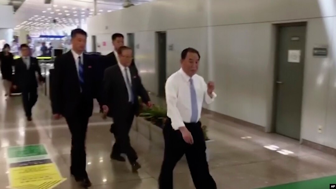 Kim Yong Chol (berkemeja putih), mantan kepala intelijen militer Korea Utara yang kini menjabat sebagai wakil ketua partai berkuasa di negara tersebut, berada di bandara Beijing, 29 Mei 2018.