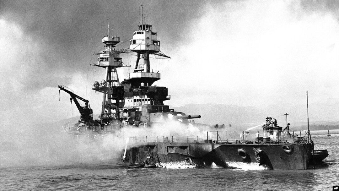Kapal Angkatan Laut Amerika USS Nevada saat berperang melawan Jepang dalam serangan di Pearl Harbor, Hawaii. 7 Desember 1941 (Foto: dok)