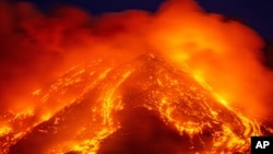 La lava brota del volcán Etna cerca de Catania, Sicilia, Italia, el 16 de febrero de 2021.