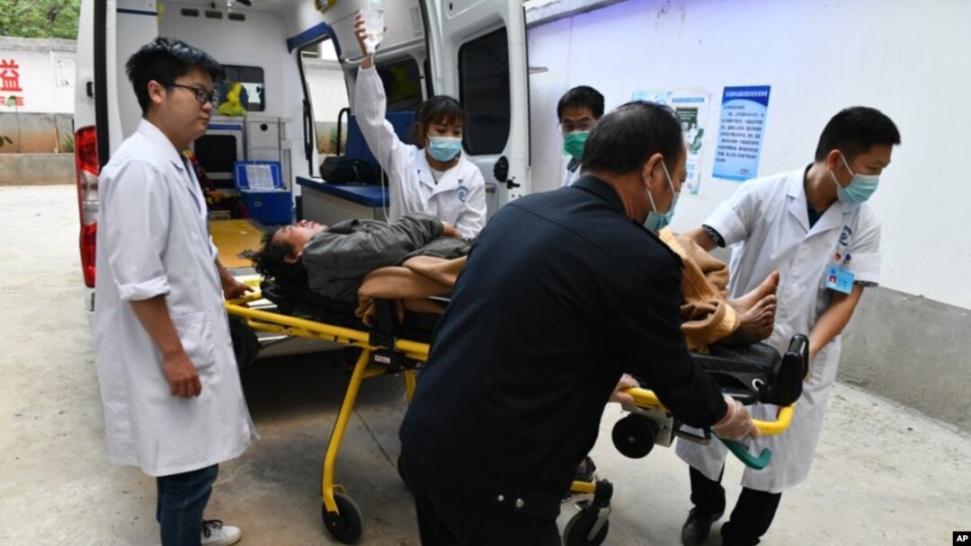 Petugas medis membawa korban gempa bumi di Zhaotong, Qiaojia County, provinsi Yunan, baratdaya China, 19 Mei 2020, ke rumah sakit. (Chen Xinbo/Xinhua via AP).