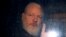 El fundador de WikiLeaks, Julian Assange, fue visto en una camioneta de la policía luego de ser arrestado por la policía británica frente a la embajada ecuatoriana en Londres, Gran Bretaña, 11 de abril de 2019.