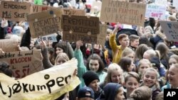 Varios miles de estudiantes participan en una protesta contra el cambio climático en Bergen, Noruega, el jueves 14 de marzo de 2019.