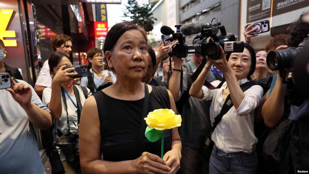 资料照片：香港民主派前社民连主席陈宝莹六四当天手持黄色玫瑰，出现在香港维多利亚公园附近。维多利亚公园曾是香港纪念1989年天安门广场镇压事件的烛光晚会举办地。(2026年6月4日)