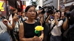 资料照片：香港民主派前社民连主席陈宝莹六四当天手持黄色玫瑰，出现在香港维多利亚公园附近。维多利亚公园曾是香港纪念1989年天安门广场镇压事件的烛光晚会举办地。(2026年6月4日)