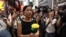 资料照片：香港民主派前社民连主席陈宝莹六四当天手持黄色玫瑰，出现在香港维多利亚公园附近。维多利亚公园曾是香港纪念1989年天安门广场镇压事件的烛光晚会举办地。(2026年6月4日)