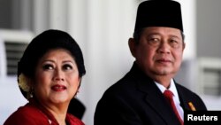 Ibu negara Ani Yudhoyono dan Presiden Susilo Bambang Yudhoyono saat menghadiri upacara Hari Kemerdekaan RI di Istana Kepresidenan, 17 Agustus 2014. (REUTERS/Beawiharta)