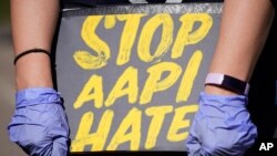 شعار نفرت علیه آمریکایی‌های آسیایی تبار و تبار جزایر پاسیفیک را متوقف کنید در یک تظاهرات در شیکاگو پس از کشتار آتلانتا - ۲۰ مارس ۲۰۲۱
