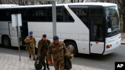 عکس ارشیوی اعضای تیم سازمان امنیت و همکاری در اروپا در راه دونتسک