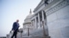 El senador demócrata Mark Kelly, de Arizona, llega al Senado de EE. UU. en Washington, DC, para votar sobre un acuerdo bipartidista de infraestructura el 8 de agosto de 2021.