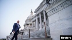 资料照片：2021年8月8日，参议员马克·凯利走进美国国会大厦投票，当时参议院正在努力推进美国两党基础设施法案。（路透社照片）
