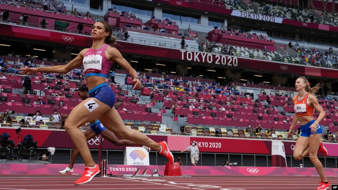  Sydney McLaughlin, de Estados Unidos, gana la final femenina de 400 metros con vallas en los Juegos Olímpicos de Verano de 2020, el miércoles 4 de agosto de 2021, en Tokio, Japón. (Foto AP / Petr David Josek)