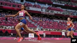  Sydney McLaughlin, de Estados Unidos, gana la final femenina de 400 metros con vallas en los Juegos Olímpicos de Verano de 2020, el miércoles 4 de agosto de 2021, en Tokio, Japón. (Foto AP / Petr David Josek)