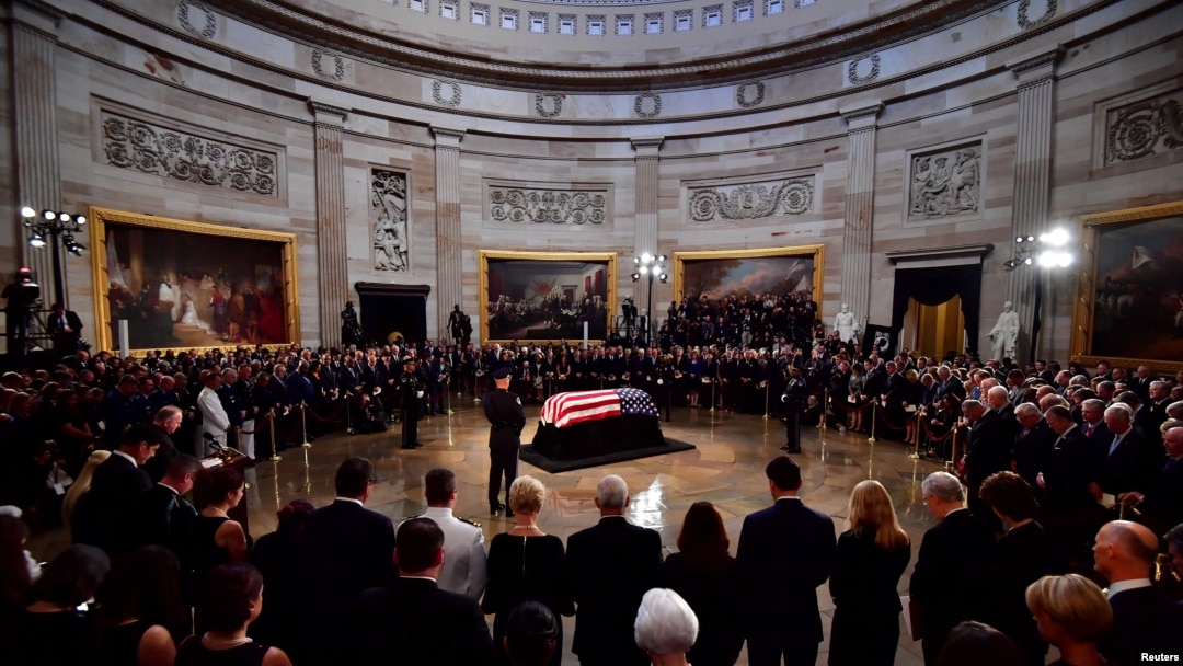 Người tiếc thương đứng quanh linh cữu của cố Thượng nghị sĩ John McCain trong Đại Sảnh Điện Capitol nơi ông được quàn đến hết ngày thứ Sáu, ở Washignton, ngày 31 tháng 8, 2018.