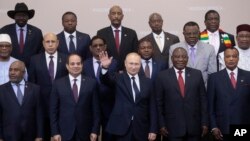 Presiden Rusia Vladimir Putin berpose bersama para pemimpin Afrika pada KTT Rusia-Afrika di resor Sochi, Rusia 24 Oktober 2019 (foto: dok). 