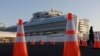 En esta foto del 13 de febrero de 2020, un guardia de seguridad camina frente al Diamond Princess, el crucero en cuarentena que atracó en Yokohama, Japón. (AP Foto/Jae C. Hong, archivo)