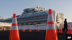 En esta foto del 13 de febrero de 2020, un guardia de seguridad camina frente al Diamond Princess, el crucero en cuarentena que atracó en Yokohama, Japón. (AP Foto/Jae C. Hong, archivo)