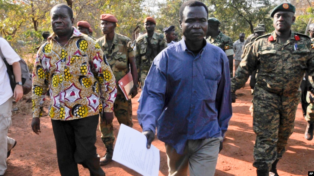 Komandan tinggi Tentara Perlawanan Tuhan (LRA), Dominic Ongwen (kemeja biru) akan diadili di ICC, Den Haag (foto: dok).