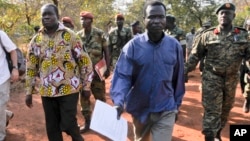 Komandan tinggi Tentara Perlawanan Tuhan (LRA), Dominic Ongwen (kemeja biru) akan diadili di ICC, Den Haag (foto: dok).