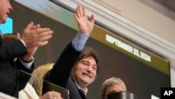 El presidente de Argentina, Javier Milei, saluda durante el toque de campana de apertura en la Bolsa de Valores de Nueva York en Nueva York, el 23 de septiembre de 2024. (Foto AP/Seth Wenig)