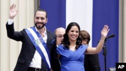 El recién juramentado presidente de El Salvador, Nayib Bukele, y su esposa Gabriela saludan durante las actividades inaugurales en la Plaza Barrios en San Salvador, el sábado 1 de junio de 2019. 