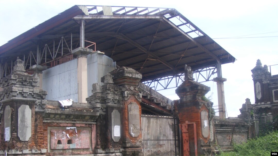 Gedung Olahraga Ngurah Rai, fasilitas olahraga tertua di Bali, yang memerlukan renovasi total. (VOA/Muliarta)
