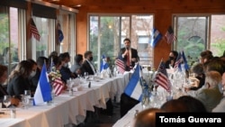 El enviado especial para el Triángulo Norte de Centroamérica, Ricardo Zúñiga, se reunió en Washington con salvadoreños que ven en su país un claro retroceso en la institucionalidad democrática.