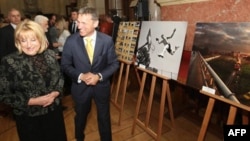 Predsednica Skupštine Srbije, Slavica Đukić-Dejanović i šef kancelarije EU u Srbiji, Vensan Dežer, na otvaranju izložbe povodom Dana Evrope