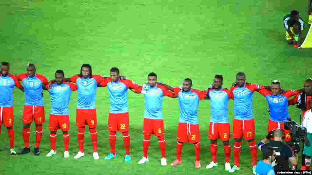 L'équipe nationale de la République Démocratique du Congo , les léopards, lors des hymnes nationaux avant la rencontre contre la Tunisie, le 26 janvier 2015