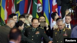 Wakil Ketua Komisi Militer Pusat China Zhang Youxia dan Menteri Pertahanan Rusia Sergei Shoigu tiba di Beijing Xiangshan Forum di Beijing, China, 30 Oktober 2023. (Foto: REUTERS/Florence Lo)