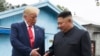 ARCHIVO - El líder norcoreano Kim Jong Un, a la derecha, y el presidente de Estados Unidos, Donald Trump, se disponen a estrecharse la mano en la aldea fronteriza de Panmunjom, en la Zona Desmilitarizada, Corea del Sur, el 30 de junio de 2019.