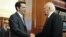 El líder izquierdista Alexis Tsipras (izquierda) saluda al presidente griego Karolos Papoulias, quien le ha pedido intentar formar un nuevo gobierno.