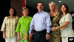 Fernando Gonzalez poses with family members after his arrival at the Jose Marti International Airport in Havana, Cuba, Feb. 28, 2014.
