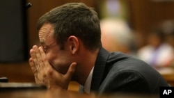 Oscar Pistorius escucha las repreguntas sobre el testimonio en que se describieron las heridas que causaron la muerte de su novia.