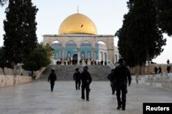 Pasukan keamanan Israel di kompleks Al-Aqsa, yang juga dikenal oleh orang Yahudi sebagai Bukit Bait Suci, di Kota Tua Yerusalem, 5 April 2023. (Foto: REUTERS/Ammar Awad)