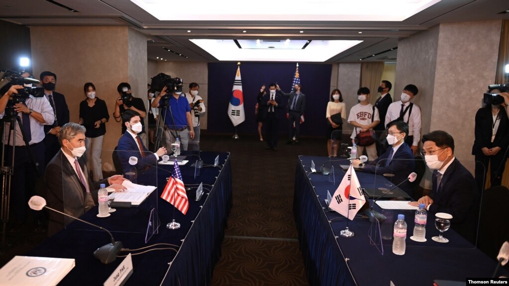 韩国外交部朝鲜半岛和平交涉本部长鲁圭悳（右）与美国朝鲜问题特使金圣（左）2021年6月21日在韩国首尔举行双边会谈。(photo:VOA)