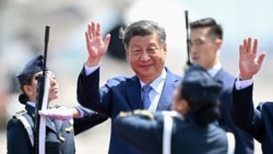 Presiden China Xi Jinping melambaikan tangan setibanya di Air Force Base 8 di sebelah Bandara Internasional Jorge Chavez di Callao, Peru, Kamis, 14 November 2024. Xi menghadiri KTT Kerja Sama Asia-Pasifik (APEC) di Lima, Peru. (Foto: Ernesto Benavides/AFP)