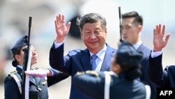 Presiden China Xi Jinping melambaikan tangan setibanya di Air Force Base 8 di sebelah Bandara Internasional Jorge Chavez di Callao, Peru, Kamis, 14 November 2024. Xi menghadiri KTT Kerja Sama Asia-Pasifik (APEC) di Lima, Peru. (Foto: Ernesto Benavides/AFP)