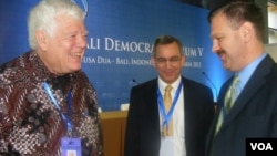 Jim McDermott, anggota Kongres AS (kiri) bersama Dubes AS untuk Indonesia, Scot Marciel, dalam acara Bali Democracy Forum (9/11)