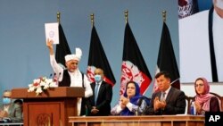 اشرف غنی روز یکشنبه قطعنامه لویه جرگه درباره موافقت آن مجلس مشورتی با آزادی طالبان زندانی را در دست گرفته است