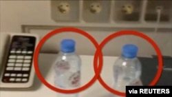Dos botellas de agua en el hotel de la ciudad de Tomsk donde pernoctó el opositor ruso Alexei Navalny antes de su presunto envenenamiento. Foto extraída de un video en las redes sociales distribuida por Reuters.