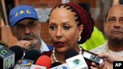 ARCHIVO - La senadora opositora de Colombia Piedad Córdoba habla con periodistas en Medellín, Colombia, el 24 de septiembre de 2009.