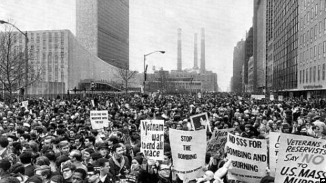 1967年4月15日，数千人聚集在纽约的联合国广场，举行示威反对美国卷入越战