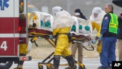 Petugas kesehatan AS saat mengangkut dokter Martin Salia menuju rumah sakit di Omaha, Nebraska, AS (15/11).