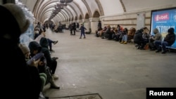 乌克兰民众在基辅一个地铁站躲避空袭（2024年1月13日）