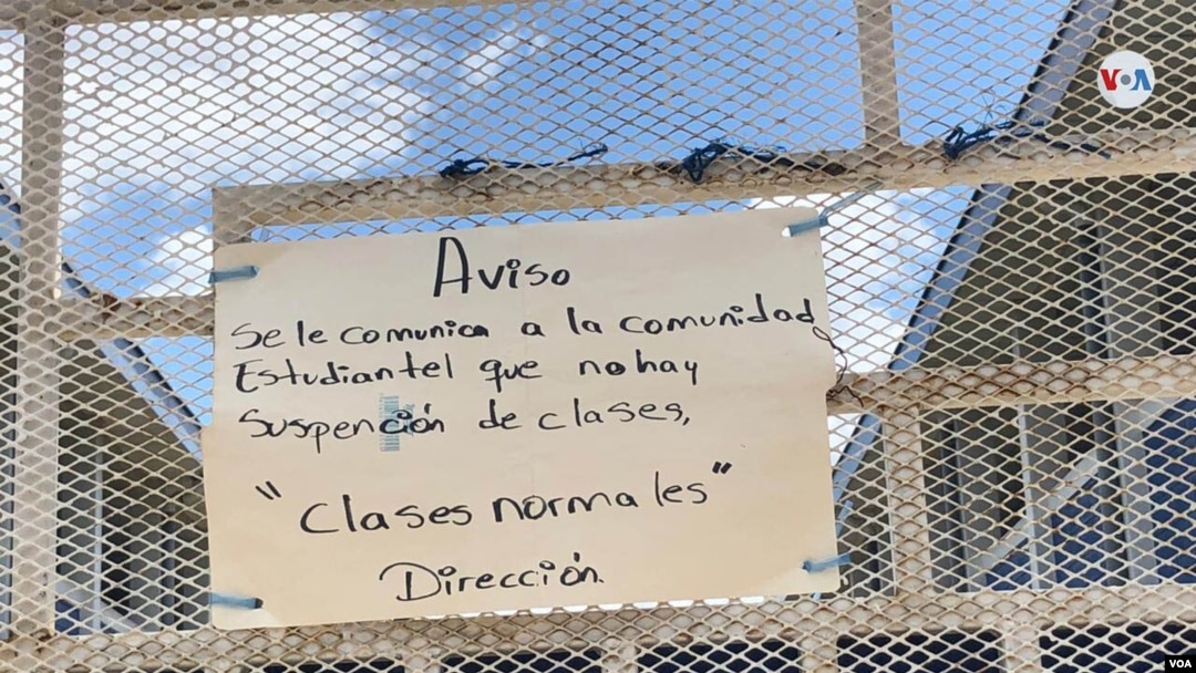 Un cartel en Managua, Nicaragua, anuncia la continuidad de clases a los estudiantes, que esta vez será por medio de teleclases, ha anunciado el Gobierno tras la crisis de coronavirus. [Foto: Daliana Ocaña.VOA].