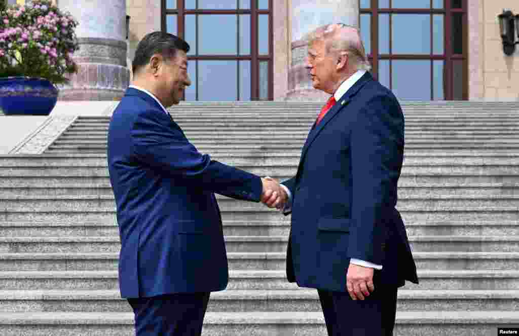 美国总统特朗普在北京人民大会堂前与中国领导人习近平握手。(2026年5月14日)
