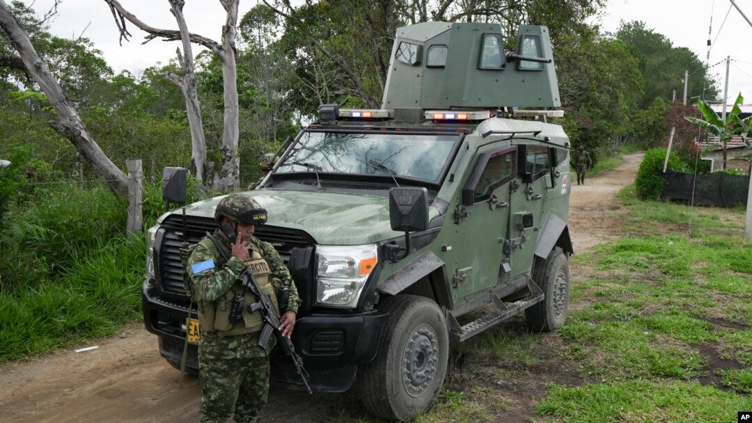 Imagen de archivo de soldados hacen guardia en las afueras de Morales, Colombia, después de un ataque, el lunes 20 de mayo de 2024. Según la policía, dos agentes murieron en el ataque de disidentes de las Fuerzas Armadas Revolucionarias de Colombia.
