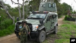 Imagen de archivo de soldados hacen guardia en las afueras de Morales, Colombia, después de un ataque, el lunes 20 de mayo de 2024. Según la policía, dos agentes murieron en el ataque de disidentes de las Fuerzas Armadas Revolucionarias de Colombia.