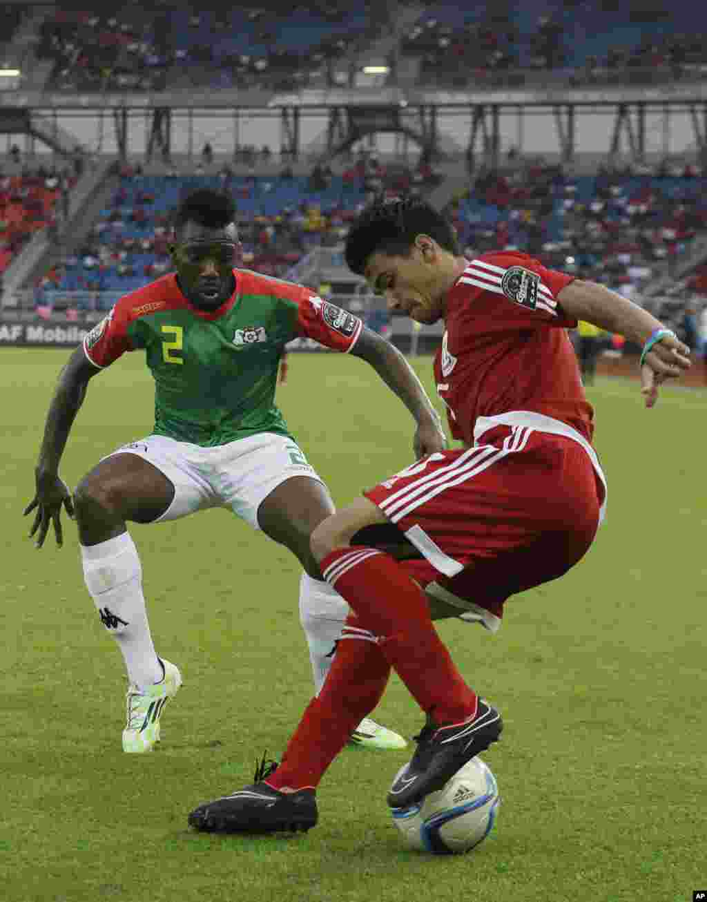 Ivan Edu Salvador de la Guinée équatoriale, à droite, aux prises avec Burkina Faso Steeve Yago, à gauche, au cours de la rencontre&nbsp;Guinée équatoriale-Burkina Faso lors de la Coupe d&#39;Afrique des Nations Groupe A match à Bata, en Guinée équatoriale, mercredi 21 janvier 2015.