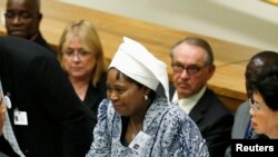 Un porte-parole de la présidente de la Comission de l'UA, Nkosazana Dlamini Zuma (au c.) a évoqué la satisfaction de l'organisation face au progrès dans la transition au Burkina Faso (Reuters) 